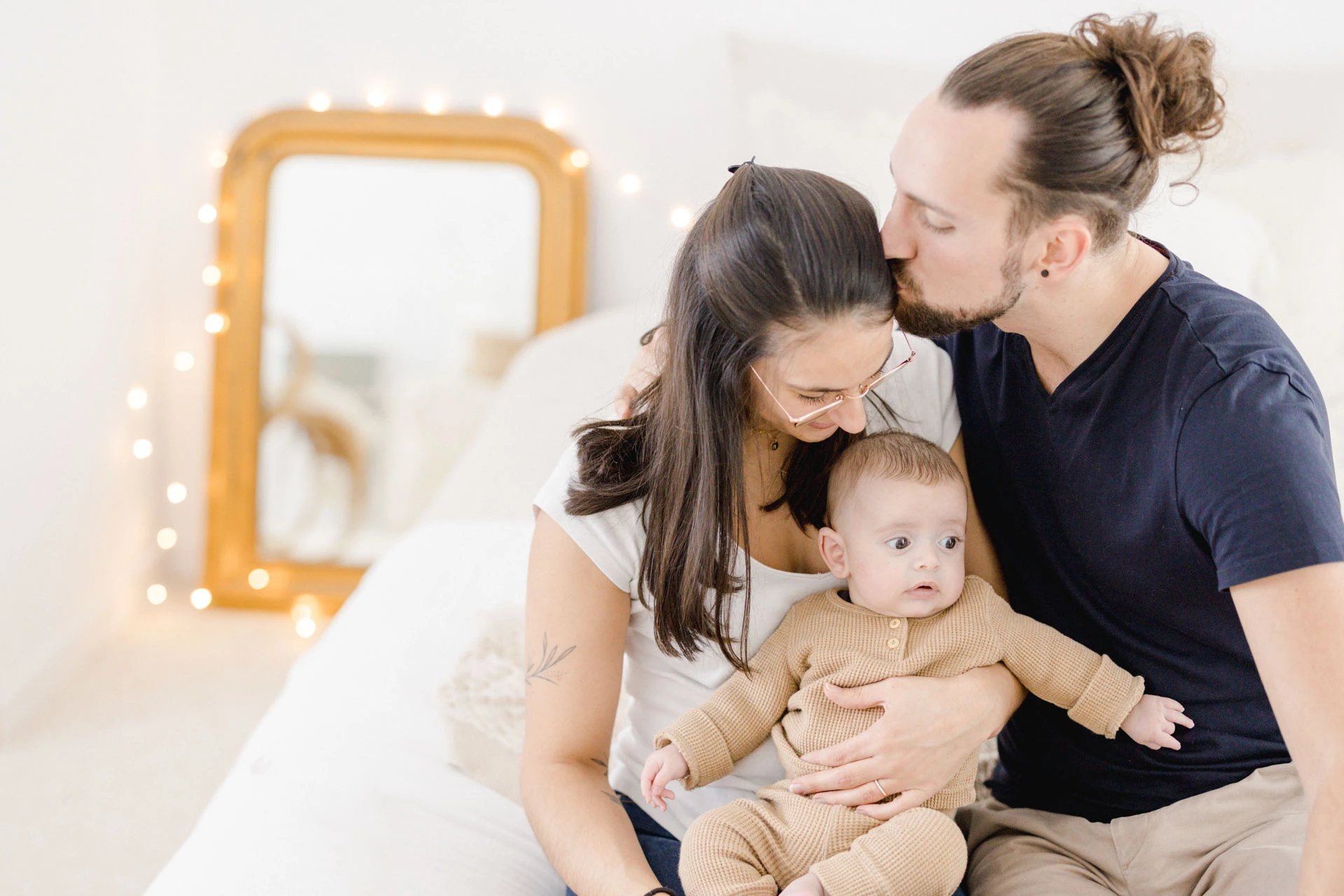 bonheur main enfant famille beige